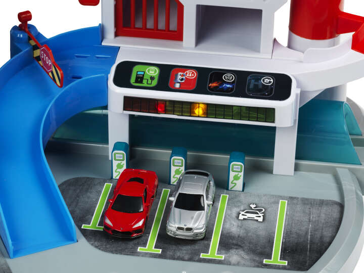 klein Parkhaus BOSCH Car Service Mega Universe